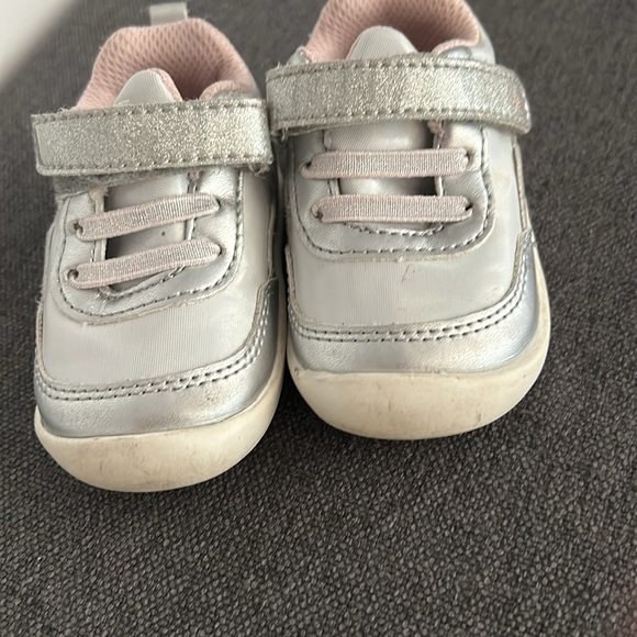 Stride Rite 360 Girls Natasha Sneaker, Silver, 4 Toddler - Picture 4 of 5